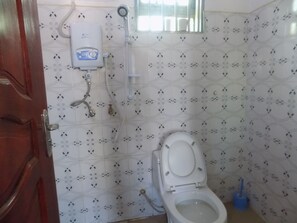 Habitación individual estándar | Baño | Ducha, cabezal de ducha tipo lluvia, toallas y jabón