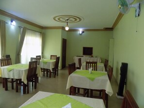 Free daily continental breakfast - Deluxe Hotel - Ishaka (Ishaka)