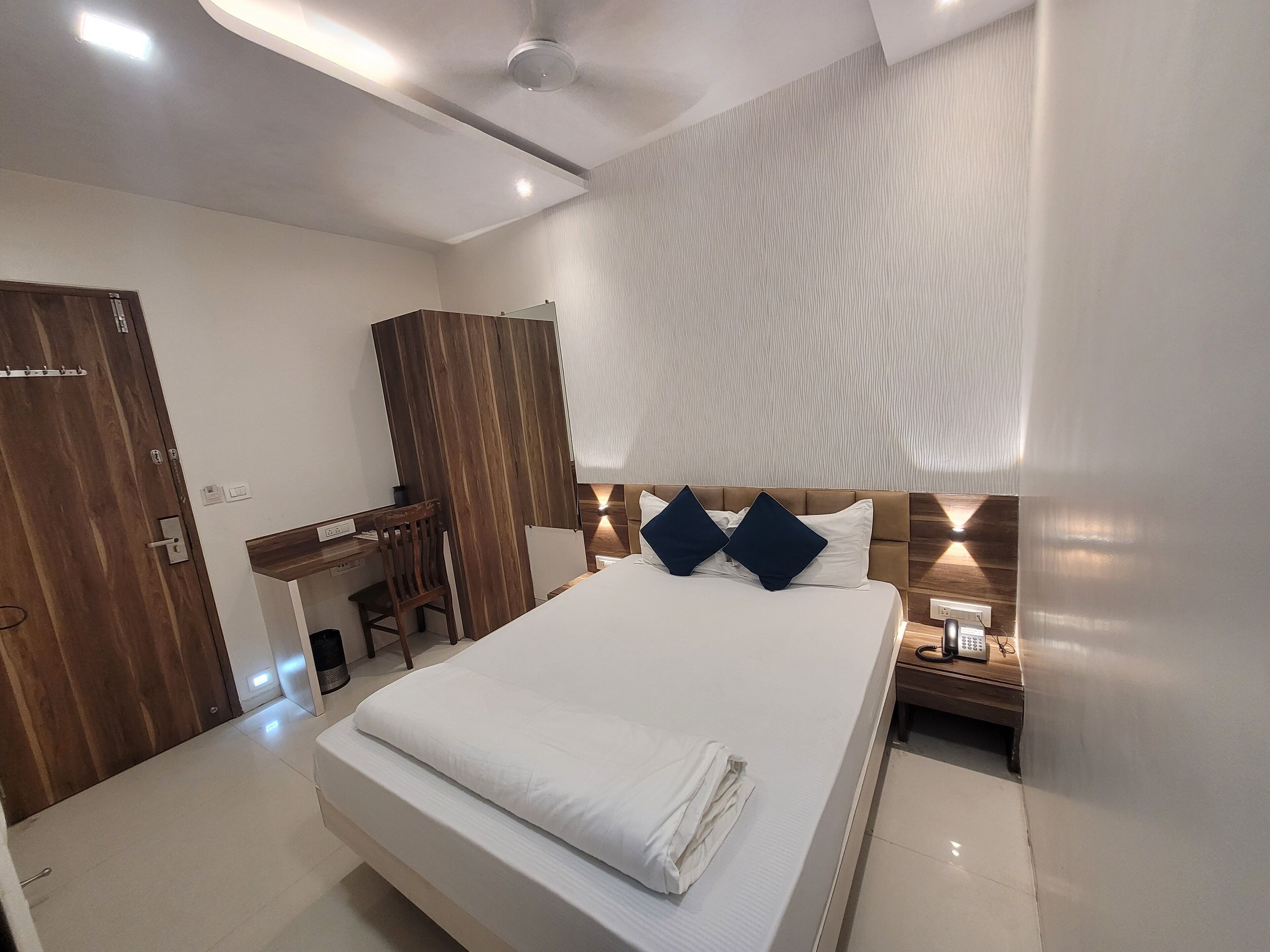 Desk, laptop workspace, free WiFi, bed sheets