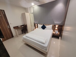 Desk, laptop workspace, free WiFi, bed sheets - Hotel Heritage (Mumbai)