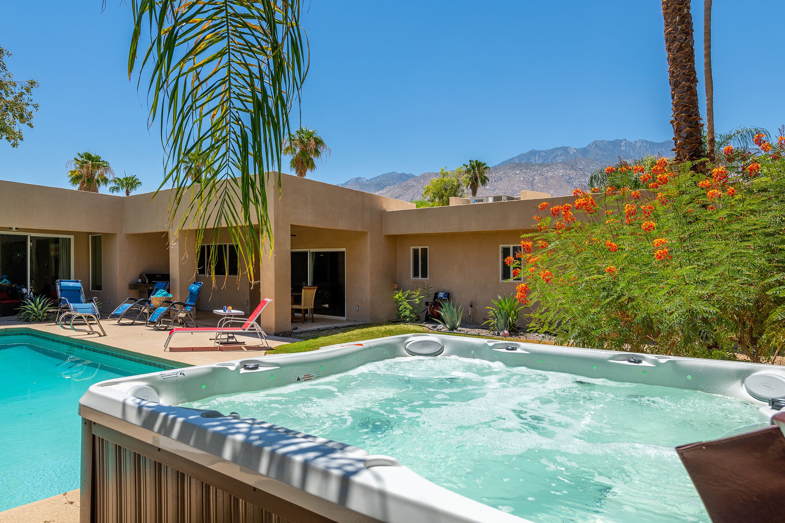 Utendørsbasseng og et oppvarmet basseng