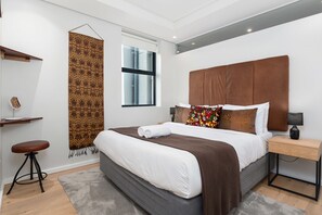 1 غرفة نوم وأغطية فراش متميزة وخزنة داخل الغرفة ومكتب