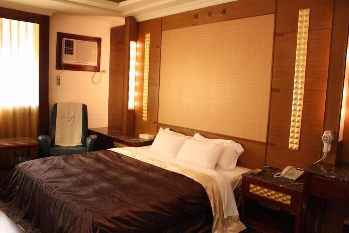Double Room, Jetted Tub | Desk, soundproofing, rollaway beds, free WiFi