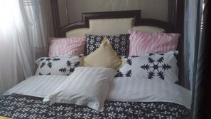 Desk, laptop workspace, free WiFi, bed sheets - Flagship Piazza Hotel - Hostel (Bushenyi)