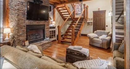 Historic Creekside Cottage - A quiet place for rest and relaxation. Come stay!