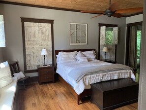 5 bedrooms, iron/ironing board, travel crib, free WiFi - Historic Creekside Cottage - A quiet place for rest and relaxation.  Come stay! (Fairview)