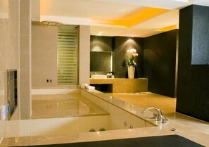 Habitación doble superior, bañera de hidromasaje | Decoración individual, mobiliario individual, escritorio