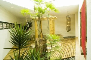 Deluxe szoba kétszemélyes ággyal | Egyedi dekoráció, egyedi berendezés, íróasztal és sötétítőfüggöny