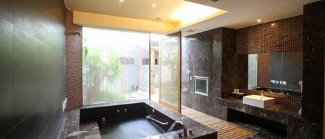 Deluxe Double Room | Bathroom | Free toiletries, hair dryer, slippers, towels