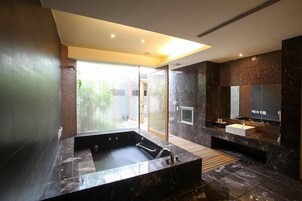 Deluxe szoba kétszemélyes ággyal | Fürdőszoba | Ingyenes piperecikkek, hajszárító, papucsok és törölközők