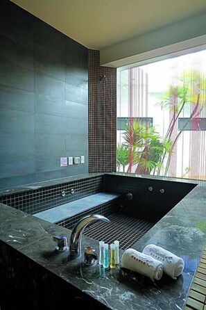Free toiletries, hair dryer, slippers, towels - Hip Spa Motel (Taichung)