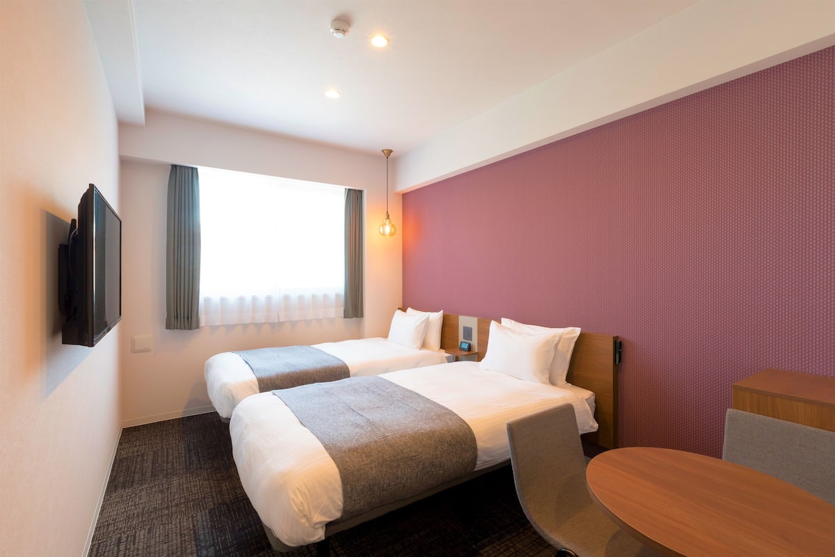 Zweibettzimmer | Bügeleisen/Bügelbrett, kostenloses WLAN, Bettwäsche