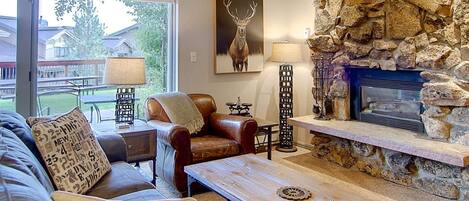 Smart-TV, Kamin, Bücher