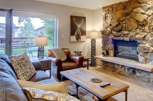 Hike In/Out-Patio w/Slope Views-Steps to HotTub-Grill-Fireplace