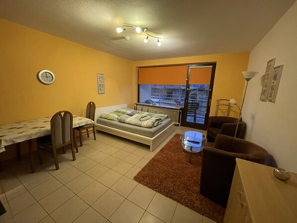Cortinas blackout, wifi gratis y ropa de cama 