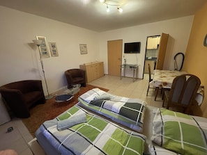 Cortinas blackout, wifi gratis y ropa de cama