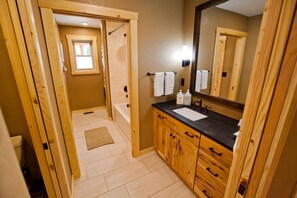 Combined shower/bathtub, hair dryer, towels, soap - Modern Cabin on 41 Private Acres of Spruce and Pine Forest (Fairplay)