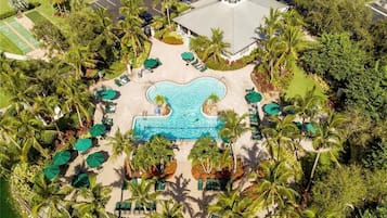 Una piscina al aire libre, una piscina climatizada