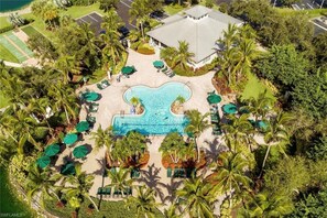 Alberca al aire libre y alberca climatizada