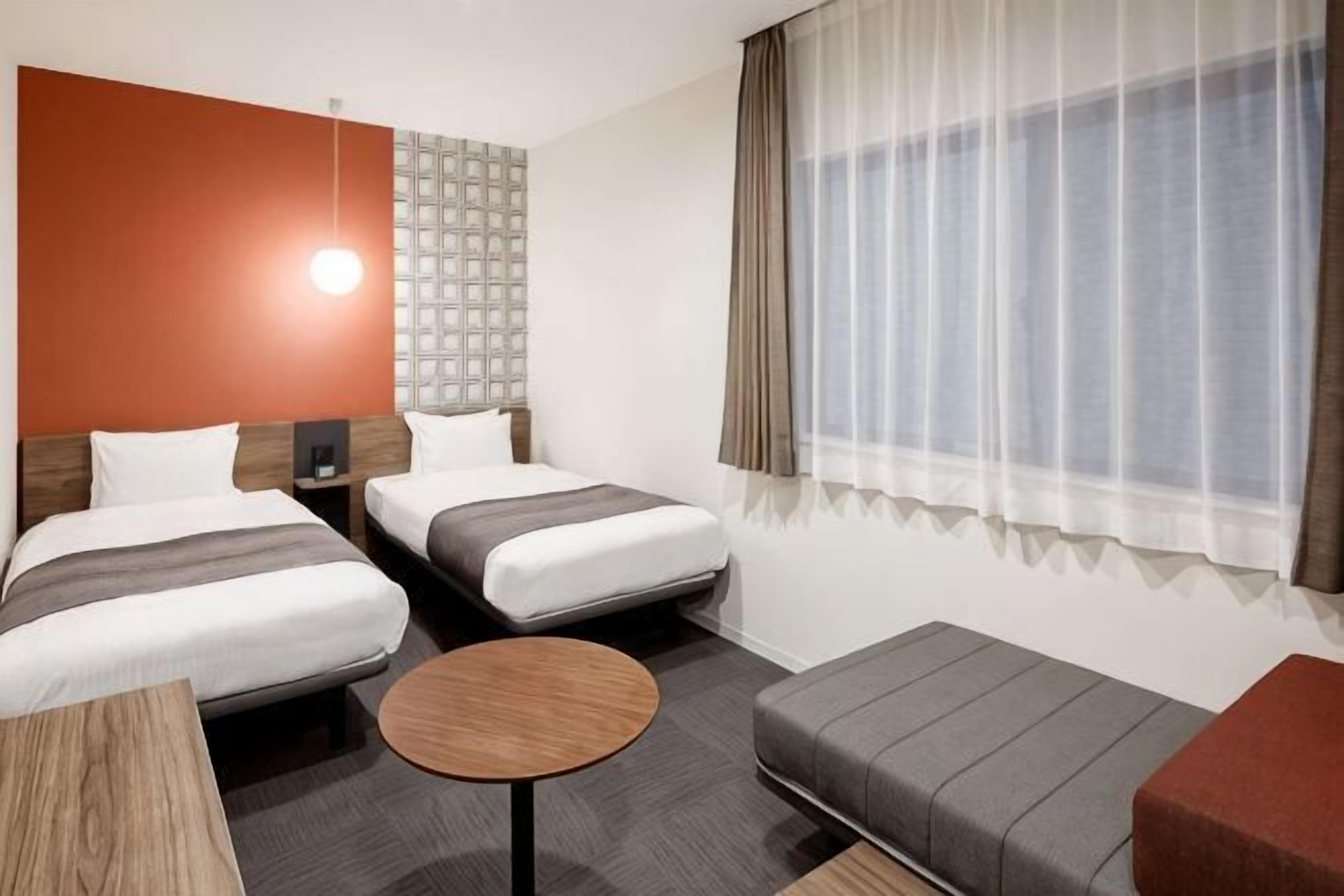 Tabla de planchar con plancha, wifi gratis y ropa de cama 