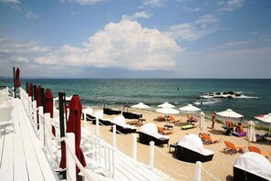 Una spiaggia nelle vicinanze