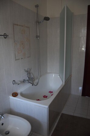 Kostenlose Toilettenartikel, Haartrockner, Bademäntel, Hausschuhe
