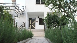 Ein Weg, der zu einem Gebäude mit einer Treppe und einer Tür mit Union-Jack-Design führt.
