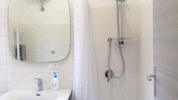 Apartment, 2 Bedrooms | Bathroom | Shower, hair dryer, bidet, towels