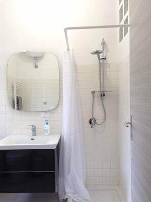 Appartement, 2 slaapkamers | Badkamer | Een douche, een haardroger, een bidet, handdoeken