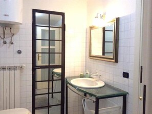 Apartment, 1 Bedroom, Ground Floor | Bathroom | Shower, hair dryer, bidet, towels - Velia's Home (Castel Sant'Elia)