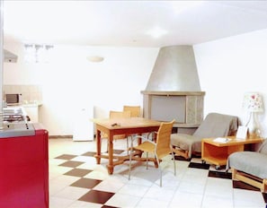 Apartment, 1 Bedroom, Ground Floor | In-room dining