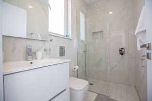 Biệt thự, 3 phòng ngủ | Phòng tắm | Buồng tắm vòi sen, đồ dùng nhà tắm miễn phí, máy sấy tóc, khăn tắm 