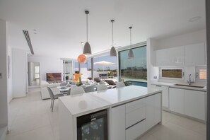 Biệt thự, 3 phòng ngủ | Bếp riêng | Tủ lạnh, lò vi sóng, lò nướng, bếp nấu 