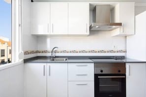 Microones, forn, placa de cuina i cafetera i tetera