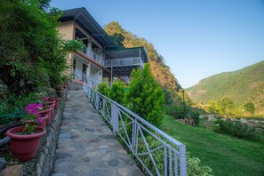 Pintu masuk properti