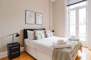 Elegant & Stylish 1 Large Bedroom Apartment with Balcony | Iron/ironing board, free WiFi - Upper Berkeley Street Flats (London)