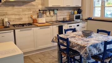 Fridge, microwave, stovetop, dishwasher