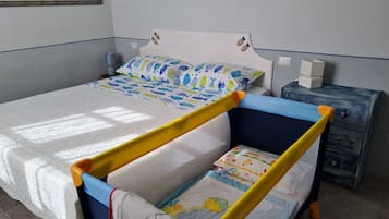 2 bedrooms, travel crib, free WiFi, bed sheets