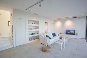 Villa, 3 habitaciones | Área de sala de estar | Televisión de pantalla plana 