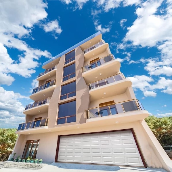 Vista frontal de la propiedad