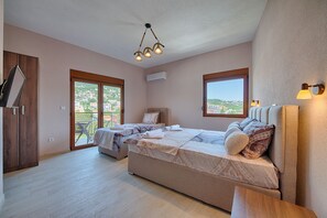 Habitación exclusiva, varias camas | 1 habitación, minibar, cortinas blackout y insonorización