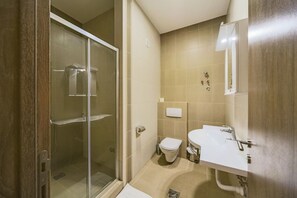 Departamento exclusivo, 2 habitaciones | Baño | Regadera, secadora de cabello, toallas, jabón