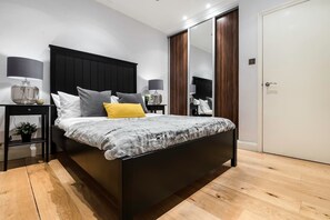 Centre of Soho - Amazing 2 bedroom Flat | Iron/ironing board, free WiFi - Old Compton Street Apartments (London)