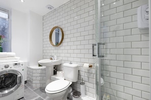 Center of Soho - Cool 3 bedroom Flat | Bathroom | Free toiletries, towels