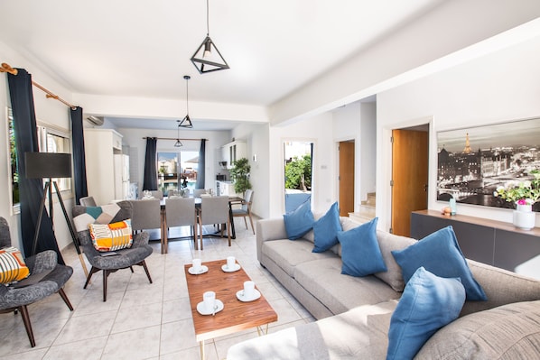 Villa, 4 Bedrooms | Living room