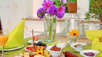 Free daily buffet breakfast