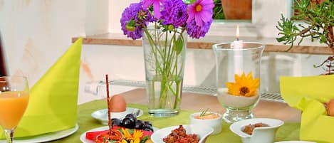 Sudah termasuk sarapan prasmanan setiap hari