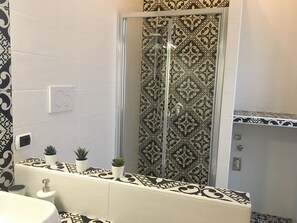 Badekar, hårføner, bidé og håndklær