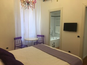2 makuuhuonetta, tallelokero huoneessa, silitysrauta/-lauta