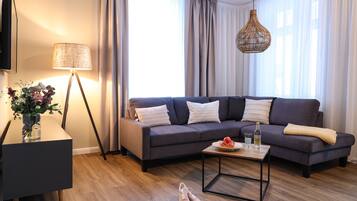 Junior Suite (Reinigungsgebühr von € 125 pro Aufenthalt ist inbegriffen) | Wohnzimmer | Flachbildfernseher